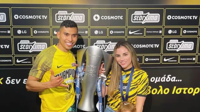 Pineda posa junto a su esposa con el trofeo de la Liga