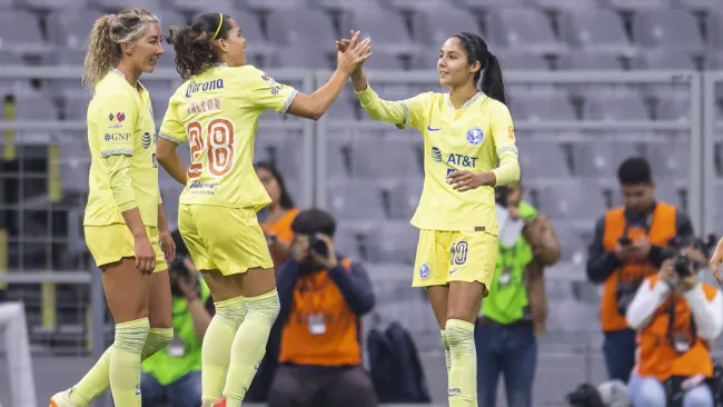 Alison festeja junto a sus compañeras en el Estadio Azteca