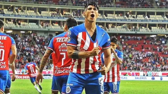 Alan Pulido celebrando un gol con Chivas