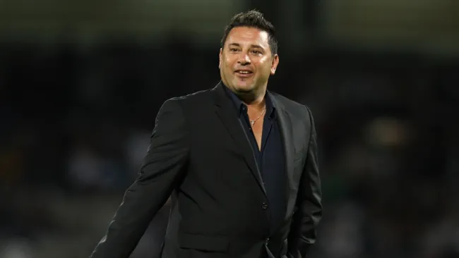 El Turco Mohamed camina por la cancha de CU