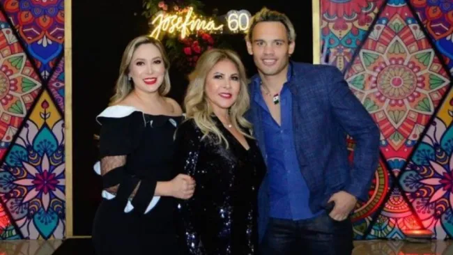 Julio César Chávez Jr y su esposa en el cumpleaños de su suegra 