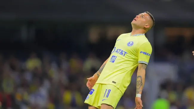 Jonathan Rodríguez en un partido con América