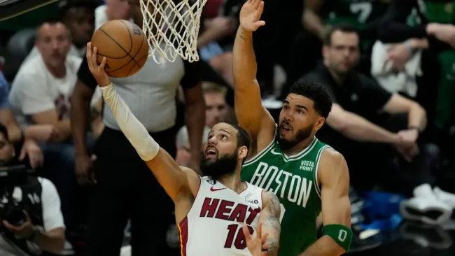 Jason Tatum cubriendo a Caleb Martin en el Celtics vs Heat