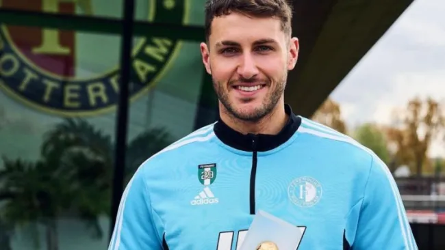 Santiago Giménez recibe el premio al mejor jugador del mes