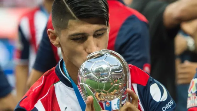 Alan pulido cuando fue campeón con Chivas en 2017