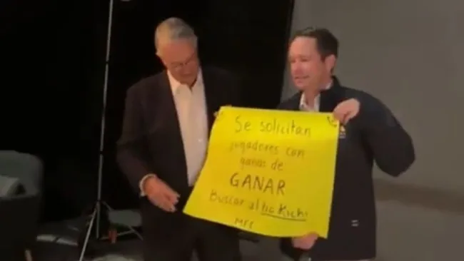 Ricardo Salinas sujetando la cartulina