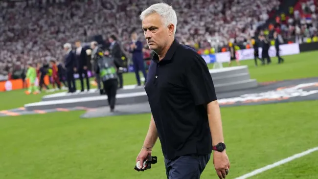 Europa League: José Mourinho regaló su medalla de segundo lugar a un aficionado