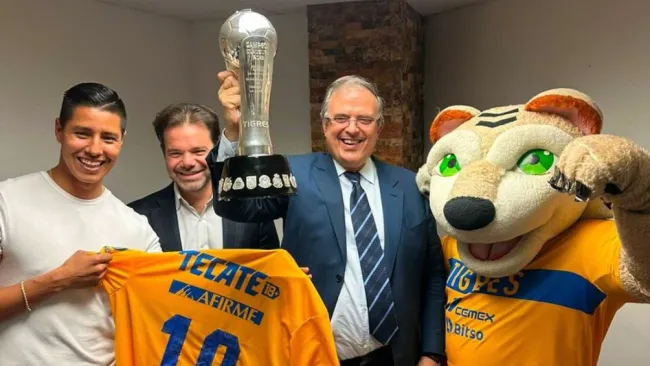 El secretario de Relaciones Exteriores tuvo en sus manos la copa de Campeón