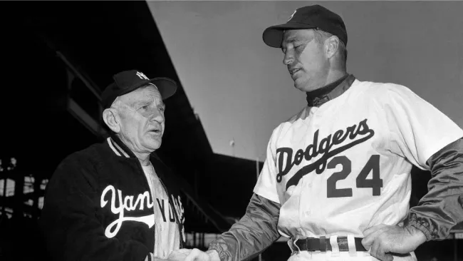 Walter Alston y Casey Stengel en un Yankees vs Dodgers en 1954