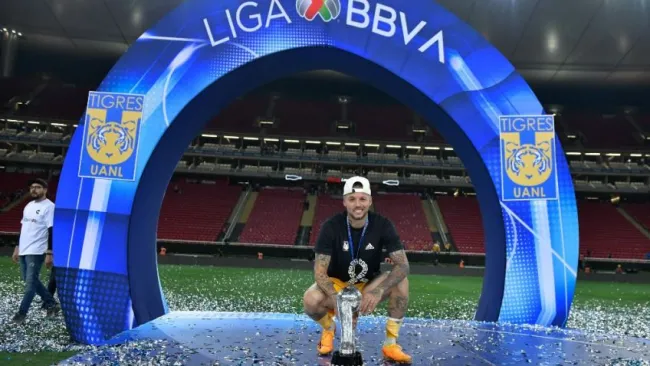 Nico López con el trofeo tras salir campeón de la Liga MX con Tigres