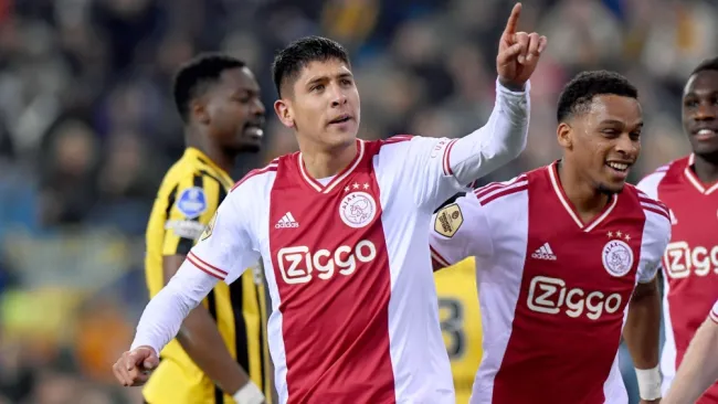 Edson Álvarez en un partido del Ajax