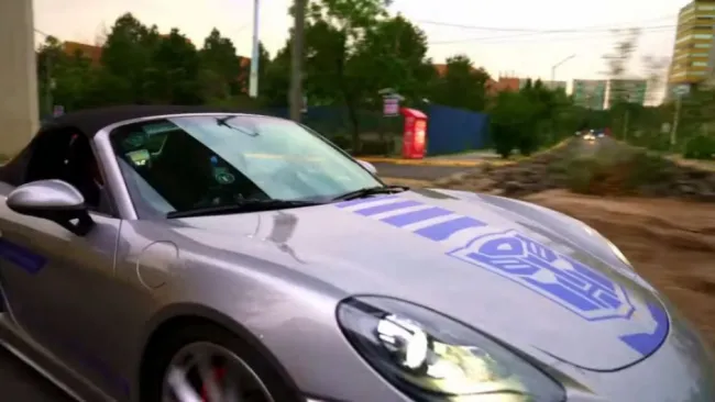 Uno de los Transformers infiltrado como taxi