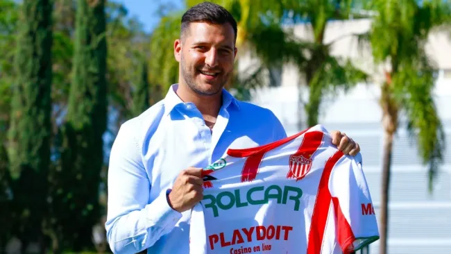 José Hanan con el jersey del Necaxa