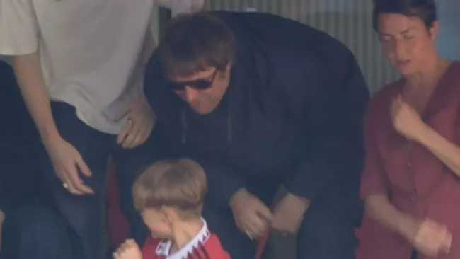 Liam Gallagher se burla de niño seguidor del Manchester United