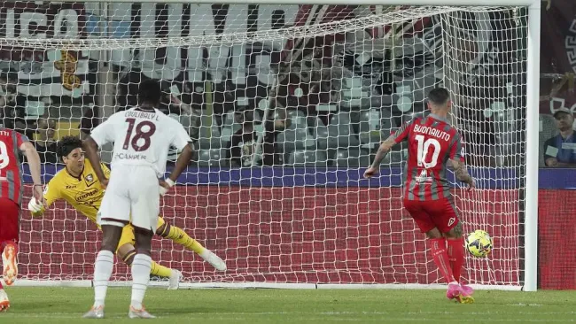 Johan Vásquez y el Cremonese vencieron al Salernitana de Ochoa en el cierre de la Serie A