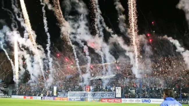 Fuegos artificiales en pleno partido a minutos de terminar