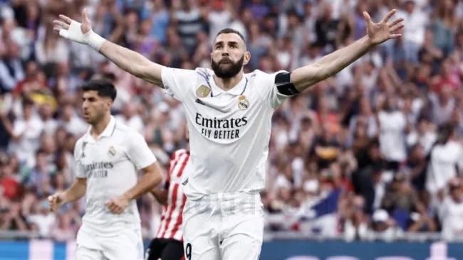 Benzema celebrando su último gol con el conjunto merengue en el Bernabéu