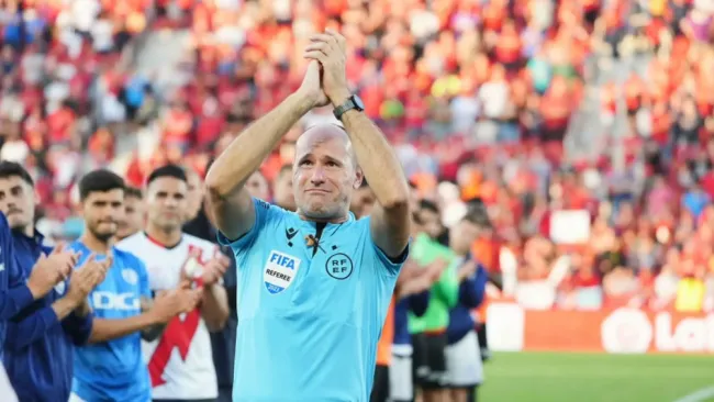 Mateu Lahoz, árbitro emblemático de España, se retira del futbol profesional