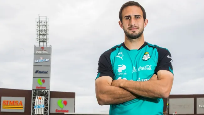 Carlos Izquierdoz en su primera etapa como jugador de Santos