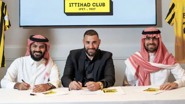 Benzema en la firma de su contrato con el Al-Ittihad