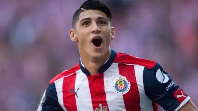 Alan Pulido celebra un gol con Chivas en la Final del 2017