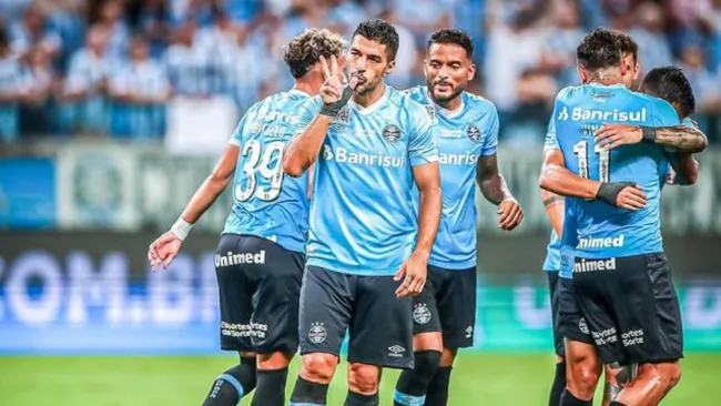 Luis Suárez festejando un gol con Gremio