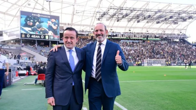 Mikel Arriola y Don Garber, comisionado de la MLS