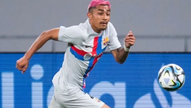 Julián Araujo en su debut con el Barcelona