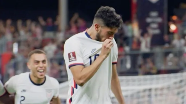 Ricardo Pepi besando el escudo de EUA