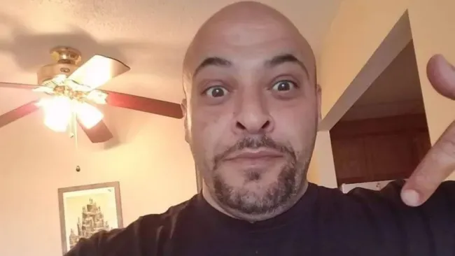 Mike Batayeh posa para su Instagram