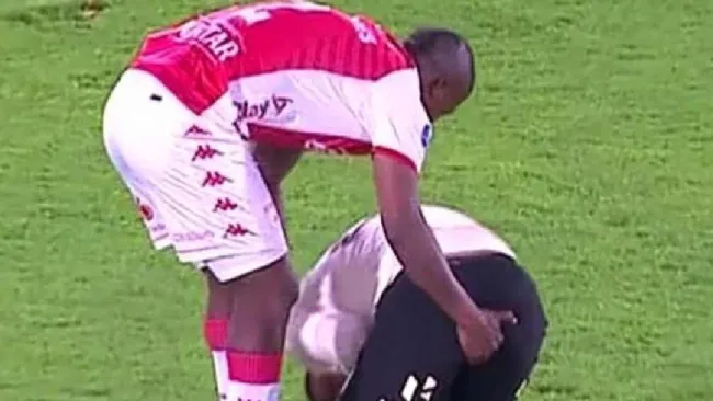 ¡Esa mano profe! Marlon Torres 'manosea' a Alex Valera tras disputar un balón