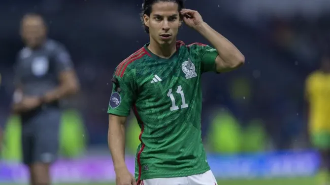 Diego Lainez durante un partido de México 