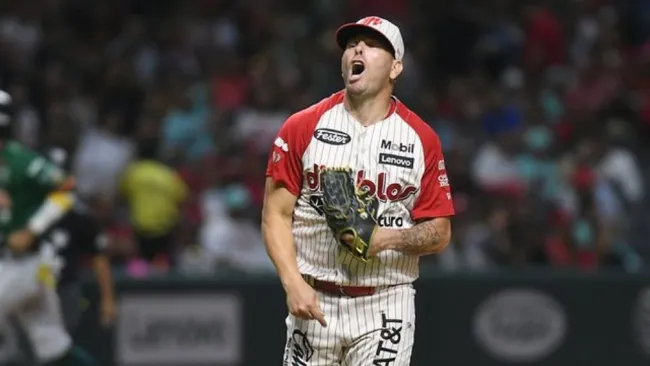Yunesky Maya celebrando un ponche ante Leones