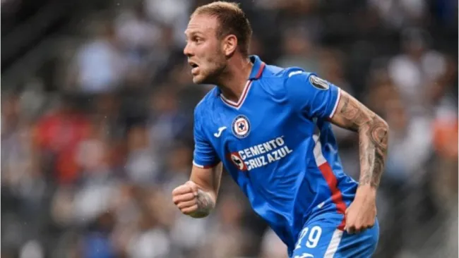 El delantero celeste podría dejar pronto a Cruz Azul 