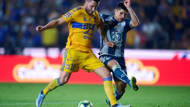 Gignac y Miguel Tapias pelean por el balón en el Pachuca vs Tigres