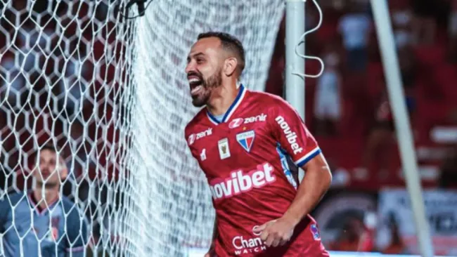 Vieira festejando un gol con Fortaleza