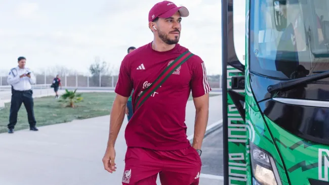 Henry Martín en entrenamiento con el Tri