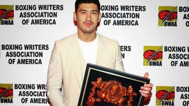 Dmitry Bivol en la ceremonia de su premiación