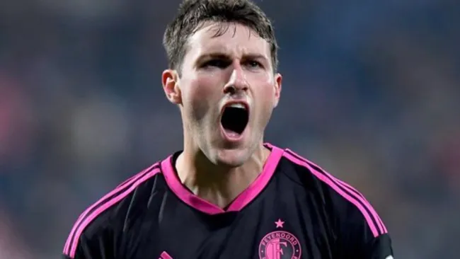 Santiago Giménez se aleja del Atlético de Madrid; su futuro se mantiene en el Feyenoord 