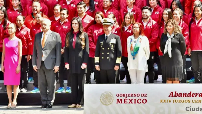 AMLO y Ana Guevara con la delegación mexicana