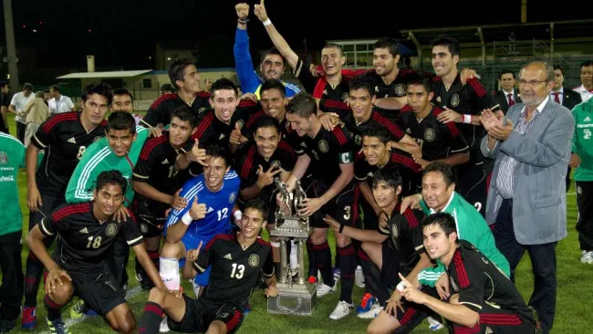 La Selección Mexicana celebra el título del Torneo Maurice Revello del 2012