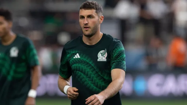 Santi Giménez en el juego ante EU