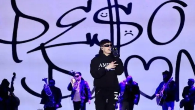 Peso Pluma durante uno de sus conciertos 