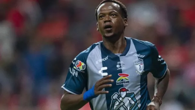 Romario Ibarra vistiendo la playera de los Tuzos del Pachuca 