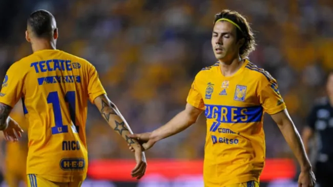 Sebastián Córdova con la playera de Tigres
