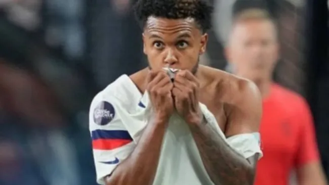 Weston McKennie besando el escudo de su playera 