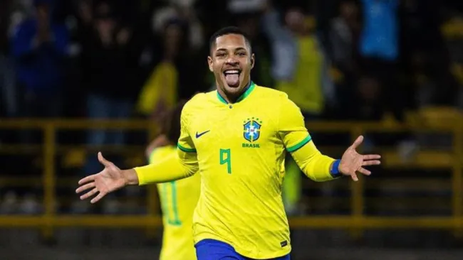Vitor Roque celebrando un gol con Brasil Sub 20
