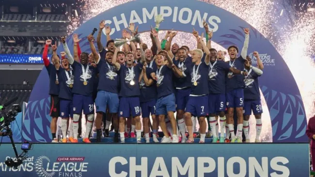 Estados Unidos levantando el título de la Nations League 