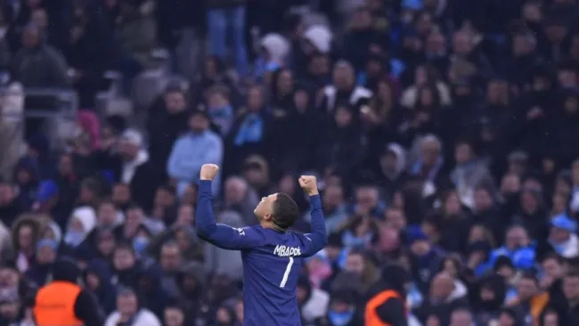 Mbappé durante un partido con el PSG