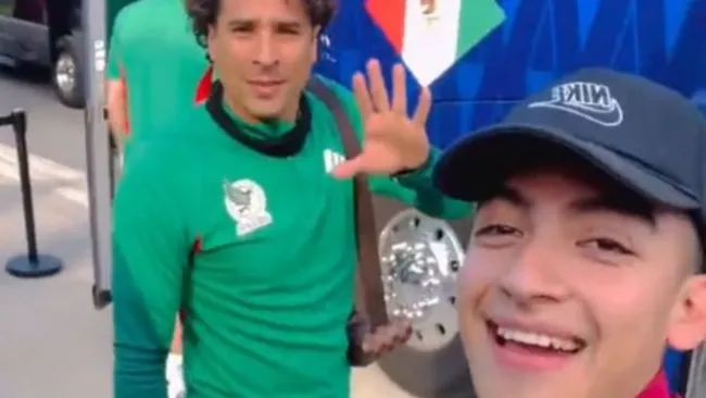 Memo Ochoa se toma la foto con el seguidor